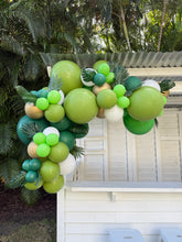 Load image into Gallery viewer, Garland w/ artificial leaves